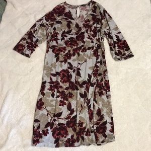 Gorgeous 3/4 sleeve dress perfect for a cool evening